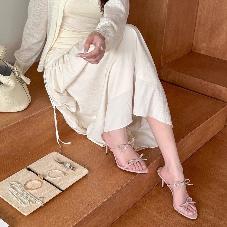 2026 New Summer Women's Ice Nude Bow Single Strap Slim Heel Sandals Nuevas sandalias de verano para mujer 2026: color nude hielo, lazo, tira única, tacón fino.